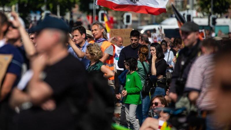 Momentaufnahme einer Protestkundgebung auf dem Cannstatter Wasen. Momentaufnahme einer Protestkundgebung auf dem Cannstatter Wasen.