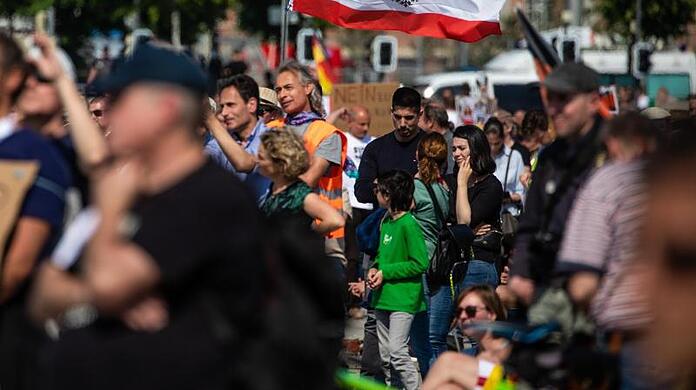 Momentaufnahme einer Protestkundgebung auf dem Cannstatter Wasen.