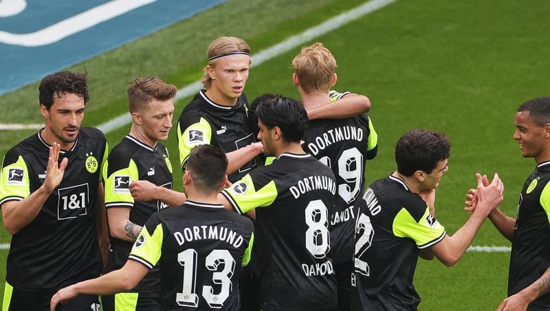 Dortmunds Spieler feiern das Tor zum 3:1 durch Stürmer-Star Erling Haaland.