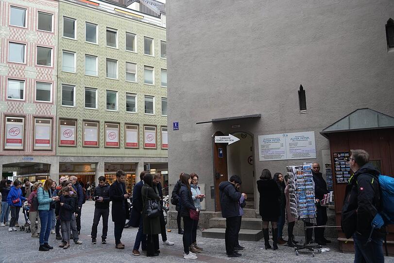 Lange Schlangen den ganzen Tag - außer um 11, 12 und 17 Uhr, wenn ein paar Meter weiter am Marienplatz das Glockenspiel zu sehen ist.
