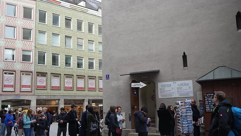 Lange Schlangen den ganzen Tag - außer um 11, 12 und 17 Uhr, wenn ein paar Meter weiter am Marienplatz das Glockenspiel zu sehen ist. Lange Schlangen den ganzen Tag - außer um 11, 12 und 17 Uhr, wenn ein paar Meter weiter am Marienplatz das Glockenspiel zu sehen ist.