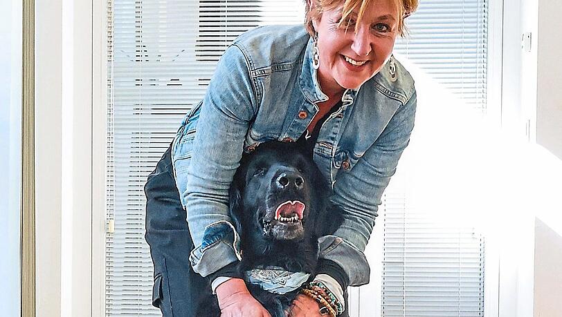 Seit drei Jahren ist der Flat Coated Retriever-Rüde Sunny Therapiehund. Mit seinem Frauchen Karina Brändlin arbeitet er in der JVA Aichach mit Insassinnen zusammen. Seit drei Jahren ist der Flat Coated Retriever-Rüde Sunny Therapiehund. Mit seinem Frauchen Karina Brändlin arbeitet er in der JVA Aichach mit Insassinnen zusammen.