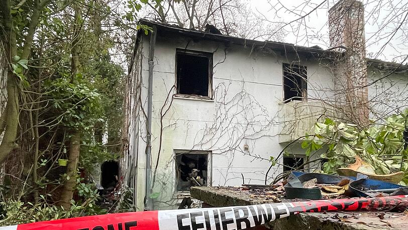 Das Haus am Hofberg in Landshut ist kurz vor Weihnachten abgebrannt. Formell geh&ouml;rt es dem Verein "Papst Benedikt XVI. Apostolische Mission e. V.", doch der hat sein abgegebenes Angebot nicht bezahlt &ndash; und ist nicht zu erreichen.