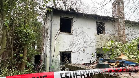 Das Haus am Hofberg in Landshut ist kurz vor Weihnachten abgebrannt. Formell geh&ouml;rt es dem Verein "Papst Benedikt XVI. Apostolische Mission e. V.", doch der hat sein abgegebenes Angebot nicht bezahlt &ndash; und ist nicht zu erreichen.