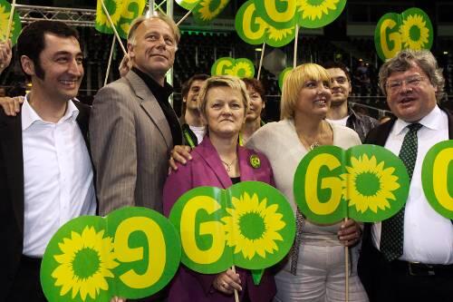 Die Führungsriege als Go-Go-Girls: Cem Özdemir, Jürgen Trittin, Renate Künast, Claudia Roth und Reinhard Bütikofer beim Abschluss-Event des Parteitags.