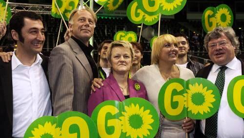 Die Führungsriege als Go-Go-Girls: Cem Özdemir, Jürgen Trittin, Renate Künast, Claudia Roth und Reinhard Bütikofer beim Abschluss-Event des Parteitags. Die Führungsriege als Go-Go-Girls: Cem Özdemir, Jürgen Trittin, Renate Künast, Claudia Roth und Reinhard Bütikofer beim Abschluss-Event des Parteitags.