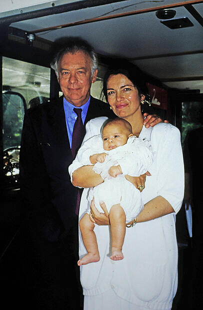 Barbara Wussows Halbbruder Benjamin als Baby mit seinem Vater Klausj&uuml;rgen Wussow und seiner Mutter Yvonne.