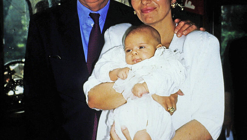 Barbara Wussows Halbbruder Benjamin als Baby mit seinem Vater Klausj&uuml;rgen Wussow und seiner Mutter Yvonne.