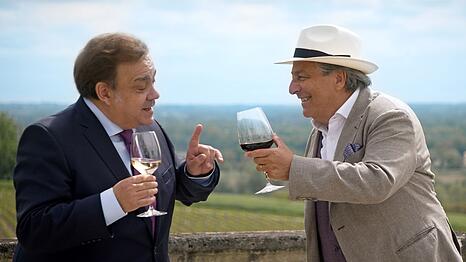 Der Beginn einer guten Freundschaft? Das sieht nur kurz nach ihrem ersten Treffen so aus, denn schon bald werden Autoh&auml;ndler G&eacute;rard Martin (Didier Bourdon, links) und Weingutbesitzer Fr&eacute;d&eacute;ric Bouvier-Sauvage (Christian Clavier) aufgrund unterschiedlicher nationaler und sozialer Herkunft aneinandergeraten.