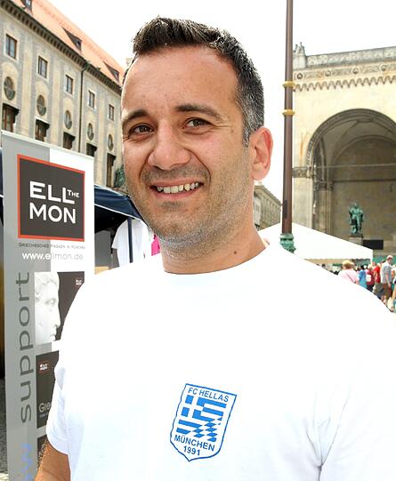 Kitsios Georgios (35), im Vorstand vom FC Hellas: &bdquo;Das EM-Spiel haben wir in einer griechischen Taverne geschaut &ndash; mit mehr deutschen als griechischen Fans. Auch wenn gegen uns ein bisschen gestichelt wurde, gefeiert haben wir alle zusammen. Wahre Freundschaft verträgt so etwas. Deshalb ist der griechisch-bayerische Kulturtag auch ein Erfolg: Wir haben Spaß zusammen!&ldquo;