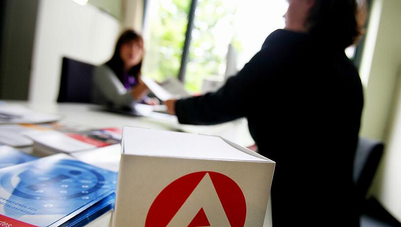 Die Arbeitslosenquote in Deutschland verringerte sich im Oktober um 0,2 Punkte auf 6,0 Prozent. Die Arbeitslosenquote in Deutschland verringerte sich im Oktober um 0,2 Punkte auf 6,0 Prozent.