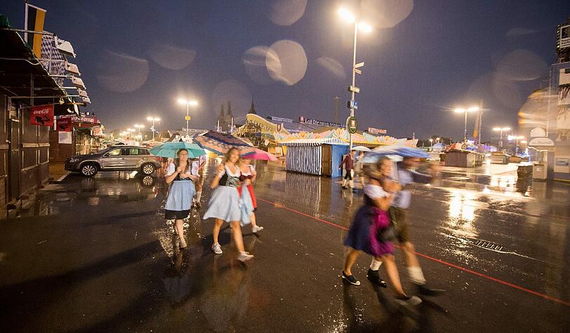 Der Regen bestimmt den Auftakt zum 183. Oktoberfest in München. Erste Wiesnfans standen trotzdem seit 7 Uhr vor den Zelten an.