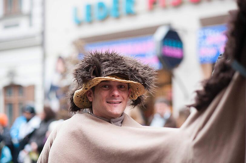 Die Damischen Ritter in Aktion: Impressionen vom Faschingszug durch die Altstadt am Sonntag.