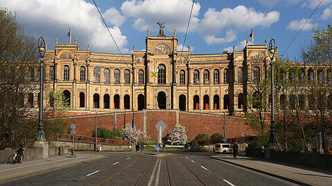 Was für ein prächtiger Abschluss &ndash; oder Anfang &ndash; der Münchner Nobel-Meile Maximilianstraße: Das Maximilianeum thront richtiggehend über der Stadt.