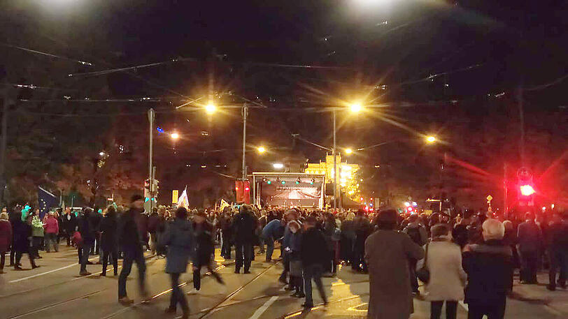 2.500 Personen sind laut Polizei zum Maximilianeum gekommen.