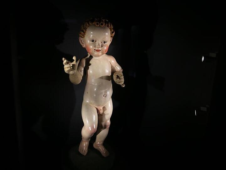 Die Figur eines "schreitenden Christkindes", von Michel Erhart, ist im Krippenmuseum ausgestellt. Foto: Karl-Josef Hildenbrand