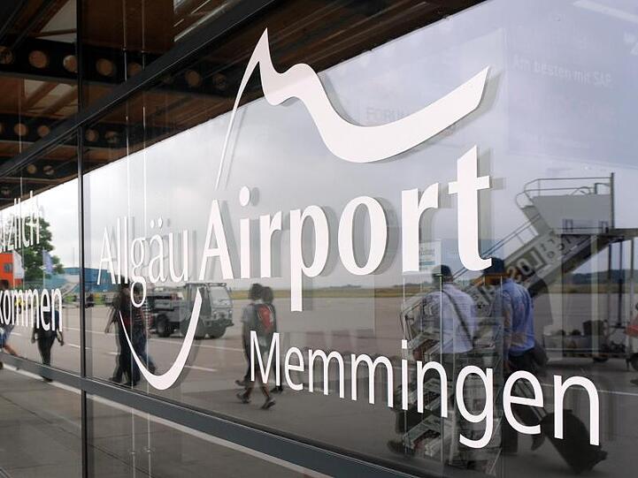 Logo und Schriftzug des Allgäu Airport am Terminal des Flughafens. Foto: Andreas Gebert/Archiv