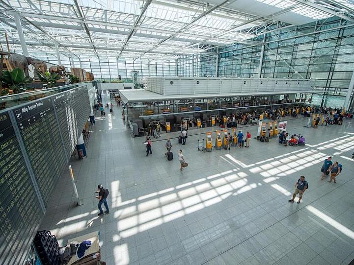 Blick ins Terminal 2 des Flughafens. Foto: Lino Mirgeler/Archivbild