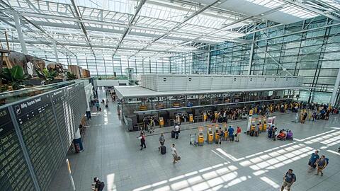 Blick ins Terminal 2 des Flughafens. Foto: Lino Mirgeler/Archivbild