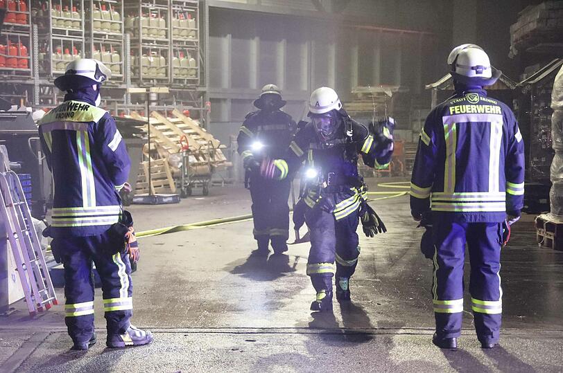 Als Brandursache vermutet die Polizei einen technischen Defekt an einem EDV-Arbeitsplatz in der Halle .