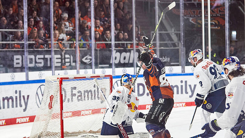 Musste dreimal hinter sich greifen: EHC-Keeper Mathias Niederberger.