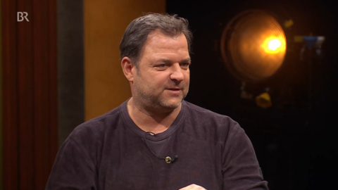 Martin Rütter spricht bei Hannes Ringlstetter über einen beliebten Hundehalter-Trick fürs Alleinbleiben.