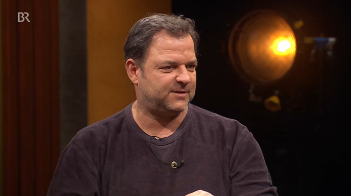Martin Rütter spricht bei Hannes Ringlstetter über einen beliebten Hundehalter-Trick fürs Alleinbleiben.