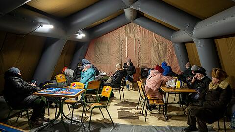 In Zelten k&ouml;nnen Menschen in Kiew sich aufw&auml;rmen, etwas Hei&szlig;es trinken und ihre Ger&auml;te aufladen.