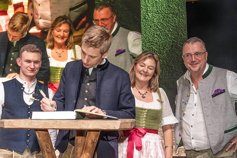 Hier unterschreibt Dominik Krause das B&uuml;rgerbegehren von Giesinger, die ab 2027 auf dem M&uuml;nchner Oktoberfest Bier ausschenken m&ouml;chte.