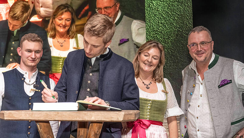 Hier unterschreibt Dominik Krause das B&uuml;rgerbegehren von Giesinger, die ab 2027 auf dem M&uuml;nchner Oktoberfest Bier ausschenken m&ouml;chte.