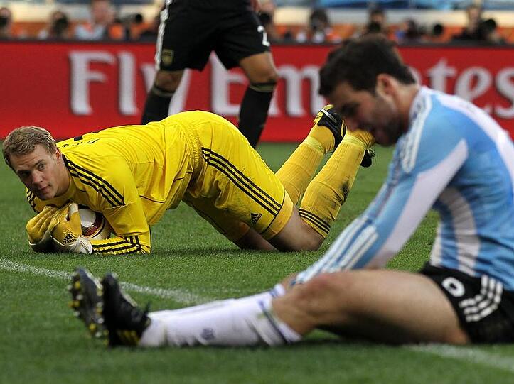 Manuel Neuer (l) hat wieder gehalten. Der Argentinier Gonzalo Higuain (r) sitzt resignierend am Boden.