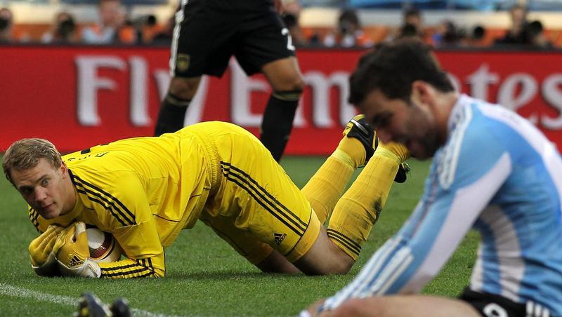 Manuel Neuer (l) hat wieder gehalten. Der Argentinier Gonzalo Higuain (r) sitzt resignierend am Boden. Manuel Neuer (l) hat wieder gehalten. Der Argentinier Gonzalo Higuain (r) sitzt resignierend am Boden.