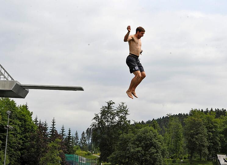 Die Löwen beim Turmspringen im Trainingslager. Sehen Sie hier die spektakulären Bilder.