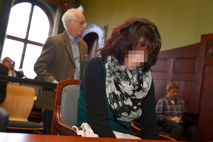 Die Nebenklägerin Susanne K., Mutter von Peggy, sitzt am 10.04.2014 vor Beginn des Wiederaufnahmeverfahrens vor dem Landgericht Bayreuth