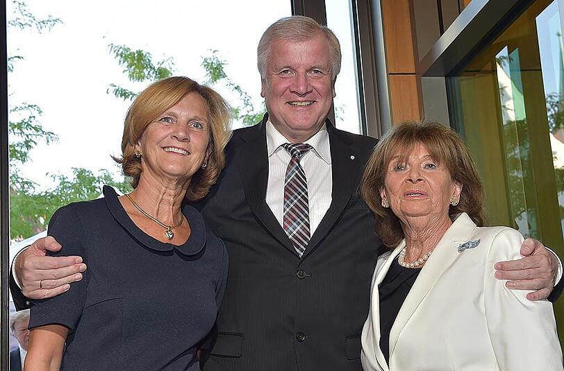 Ministerpräsident Horst Seehofer (CSU) posiert beim Festakt 200 Jahre Israelitische Kultusgemeinde mit seiner Frau Karin (l) und Charlotte Knobloch.