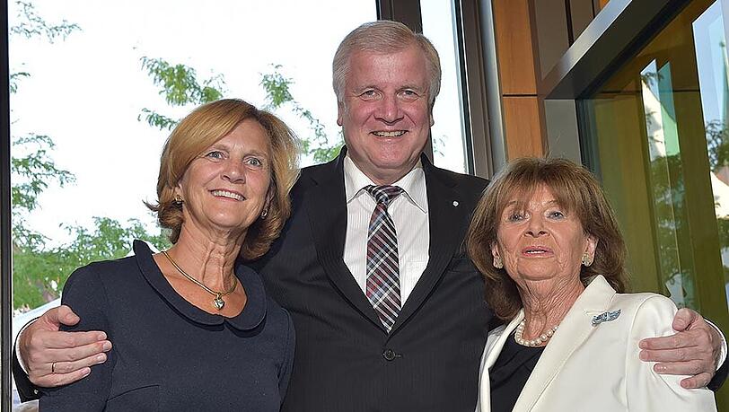 Ministerpräsident Horst Seehofer (CSU) posiert beim Festakt 200 Jahre Israelitische Kultusgemeinde mit seiner Frau Karin (l) und Charlotte Knobloch. Ministerpräsident Horst Seehofer (CSU) posiert beim Festakt 200 Jahre Israelitische Kultusgemeinde mit seiner Frau Karin (l) und Charlotte Knobloch.