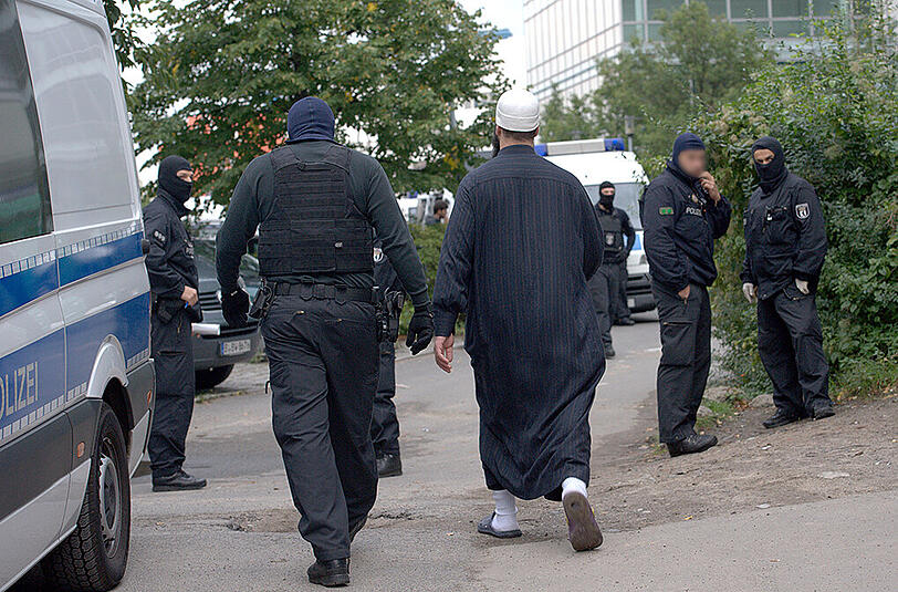 Die Berliner Polizei ist am Dienstagmorgen mit einer Razzia gegen mutmaßliche Unterstützer von Islamisten in Syrien vorgegangen.