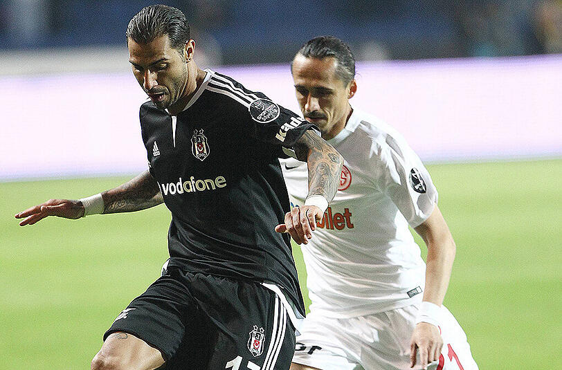 Ricardo Quaresma (Besiktas) im Duell mit Serdar Ozkan (Antalyaspor). Die Partie fand am Samstag statt, das Isntanbuler Derby wurde am Sonntag abgesetzt.