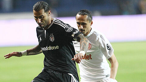 Ricardo Quaresma (Besiktas) im Duell mit Serdar Ozkan (Antalyaspor). Die Partie fand am Samstag statt, das Isntanbuler Derby wurde am Sonntag abgesetzt.