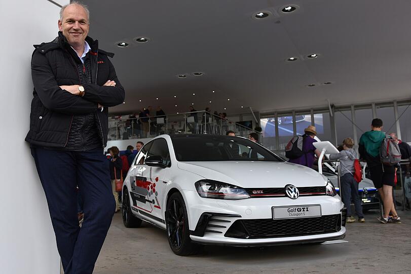 VW-Markenvorstand Jürgen Stackmann pilotiert den neuen Golf GTI Clubsport S auf dem Goodwood-Festival of Speed und hat dafür extra eine Renn-Lizenz gemacht.