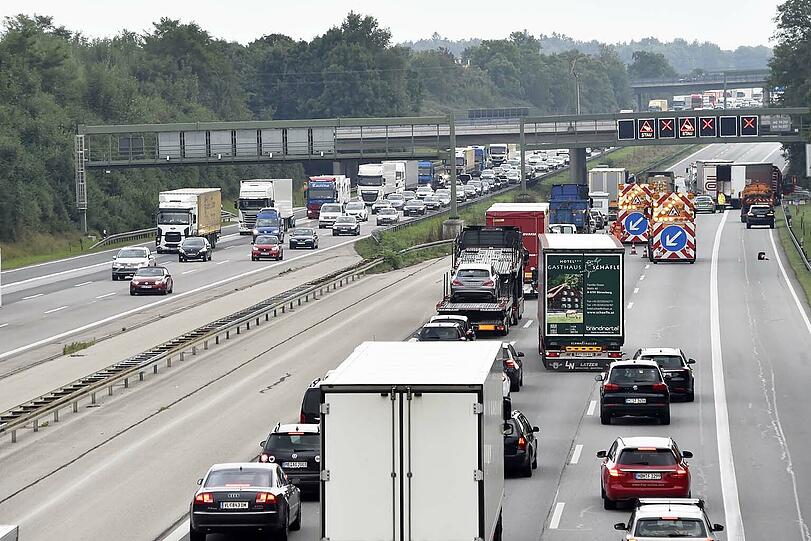 Unfall auf der A99: Bilder von den Aufräumarbeiten. Zwei Personen wurden leicht verletzt.