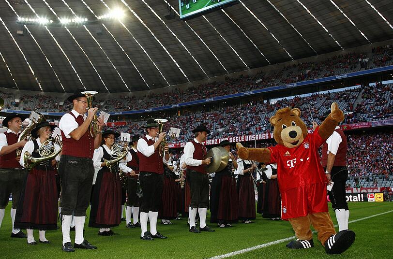 Blaskapelle und Berni im Jahre 2011 vor dem Heimspiel gegen Leverkusen - die Bayern gewinnen locker mit 3:0. Außerdem schlagen sie Schalke und Manchester City zu Null (jeweils 2:0) und spielen torlos Unentschieden gegen Hoffenheim.