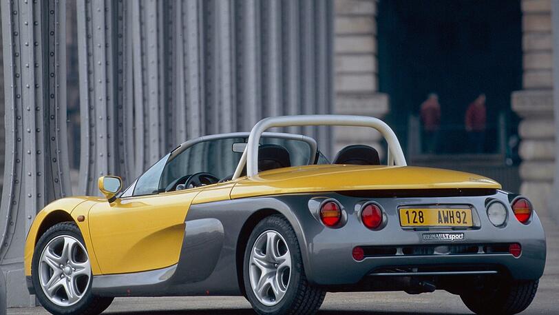 Nutzwert, Platzangebot, Alltagstauglichkeit: All das waren für den 1995 präsentierten Sport Spider Fremdwörter. Er war ein reines Fahrspaß-Gerät allererster Güte, ihn zeichneten sein Mittelmotorkonzept, das Rennfahrwerk, extremer Leichtbau und der Verzicht auf jeglichen Komfort aus. Sogar die Windschutzscheibe gab es nur gegen Aufpreis. Dank 147 PS und 215 km/h Höchstgeschwindigkeit sorgte die kompromisslose Fahrmaschine für Puristen auf Rennstrecken und öffentlichen Straßen für Furore.