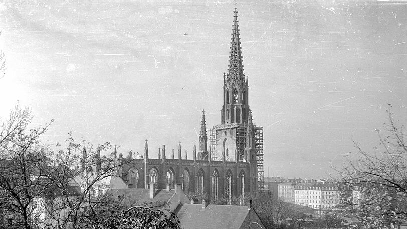 Von der Hochstraße schaut man hier 1950 auf die völlig zerstörte Mariahilfkirche in der Au. Am Turm, der das Inferno überstanden hat, sind Sicherungsarbeiten im Gange. Erst 1953 wird die Kirche neu geweiht. Klicken Sie sich hier durch weitere historische München-Bilder.