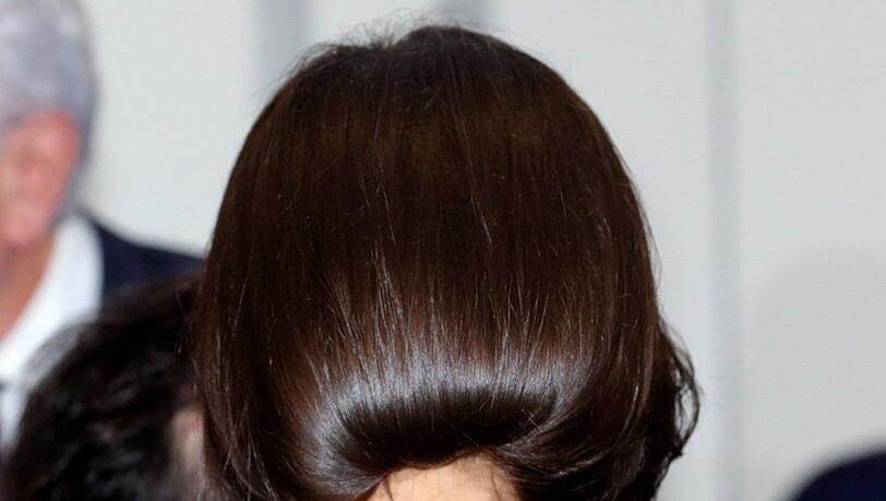Letizia trägt Fob - einen Fake Bob. Letizia trägt Fob - einen Fake Bob.