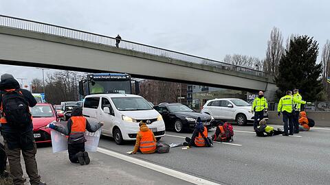 Aktivisten blockieren die Berliner Stadtautobahn 100.