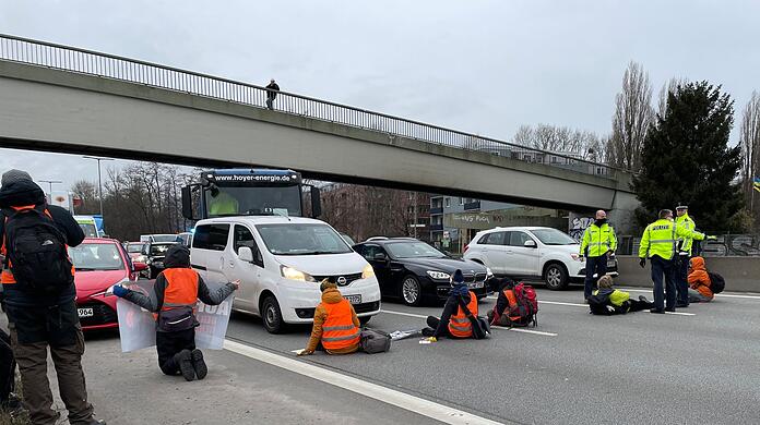 Aktivisten blockieren die Berliner Stadtautobahn 100.