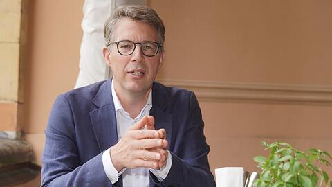 Bayerns Kunst- und Wissenschaftsminister Markus Blume wurde 1975 in München geboren. Er studierte Physik und Politikwissenschaft, arbeitete als Unternehmensberater und wurde 2008 als Direktkandidat für den Stimmkreis München-Ramersdorf in den Landtag gewählt. Von 2018 bis zum Februar 2022 war er Generalsekretär der CSU.