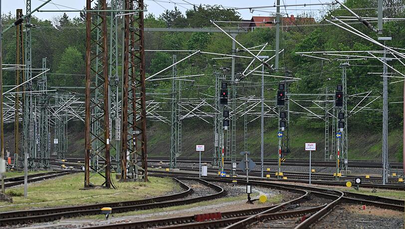 Die DB saniert ihr Streckennetz. In den kommenden vier Wochen bedeutet das Fahrplanänderungen zwischen München und Füssen. (Symbolbild) Die DB saniert ihr Streckennetz. In den kommenden vier Wochen bedeutet das Fahrplanänderungen zwischen München und Füssen. (Symbolbild)