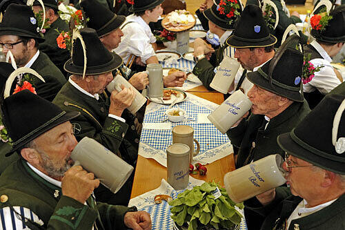 Prost: Aus Steinkrügen schmeckt das Märzen besonders gut.